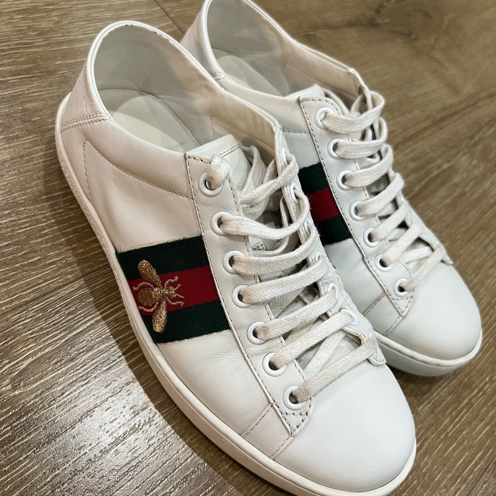Gucci classic low-top sneaker is embellished with the gold embroidered.